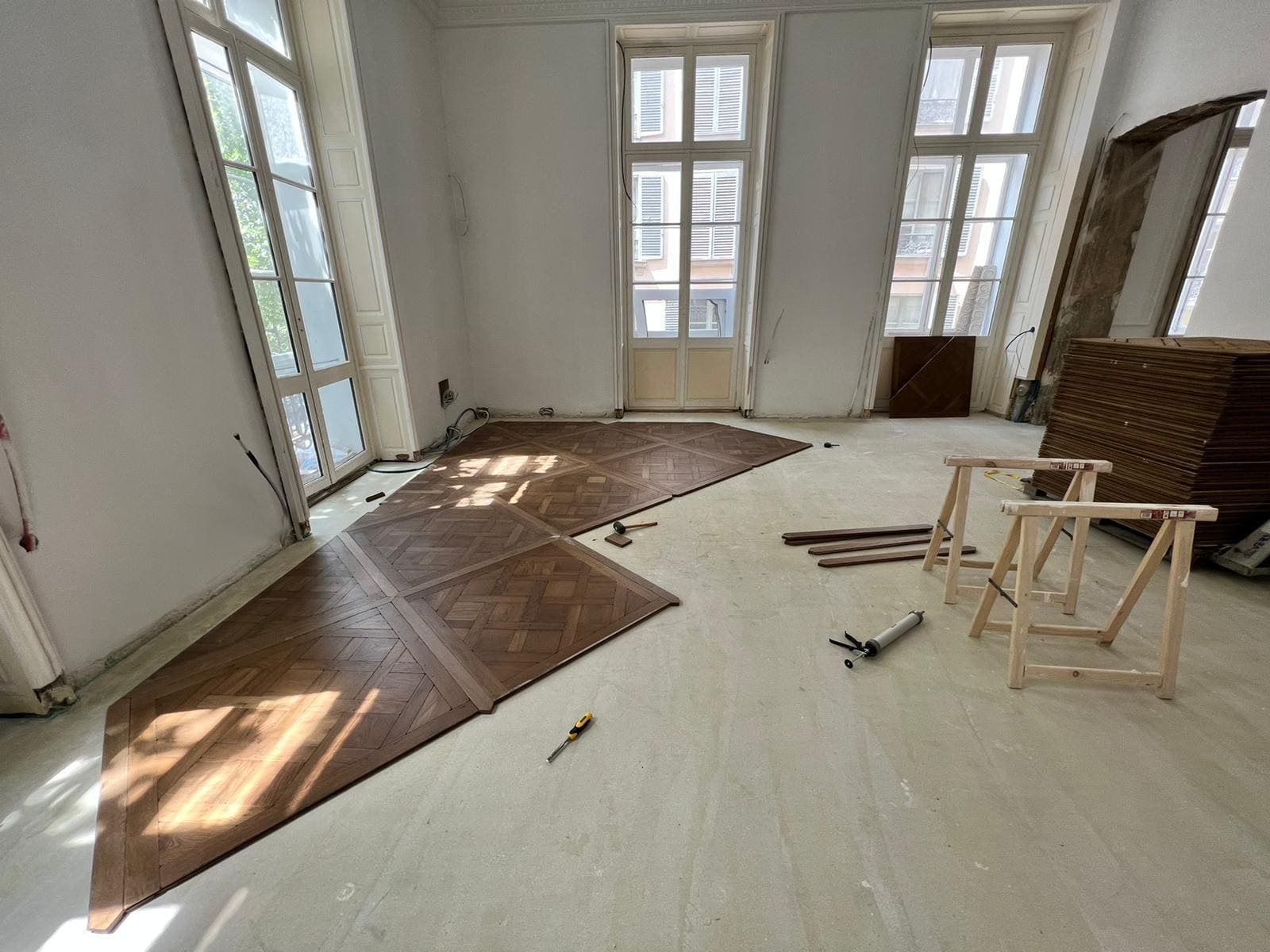 Du parquet en cours de pose