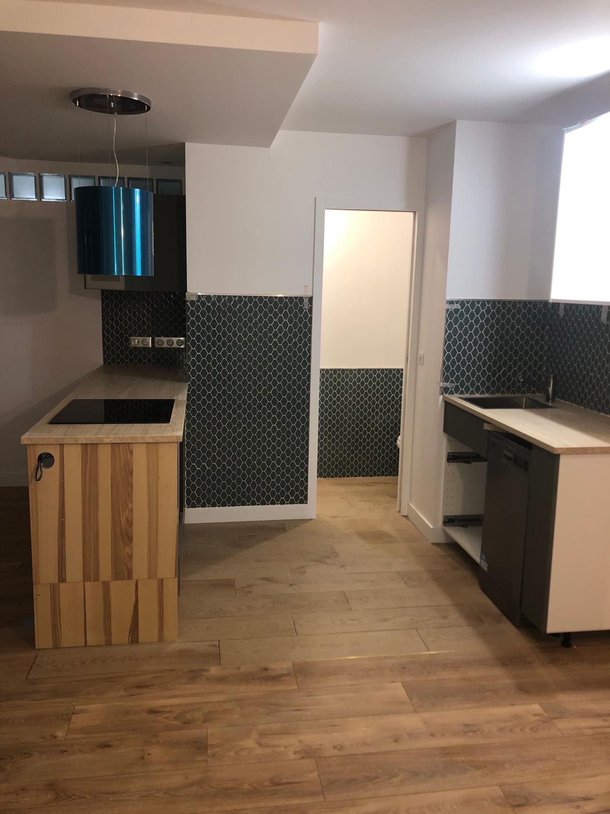 Une cuisine avec un carrelage à mi hauteur des murs
