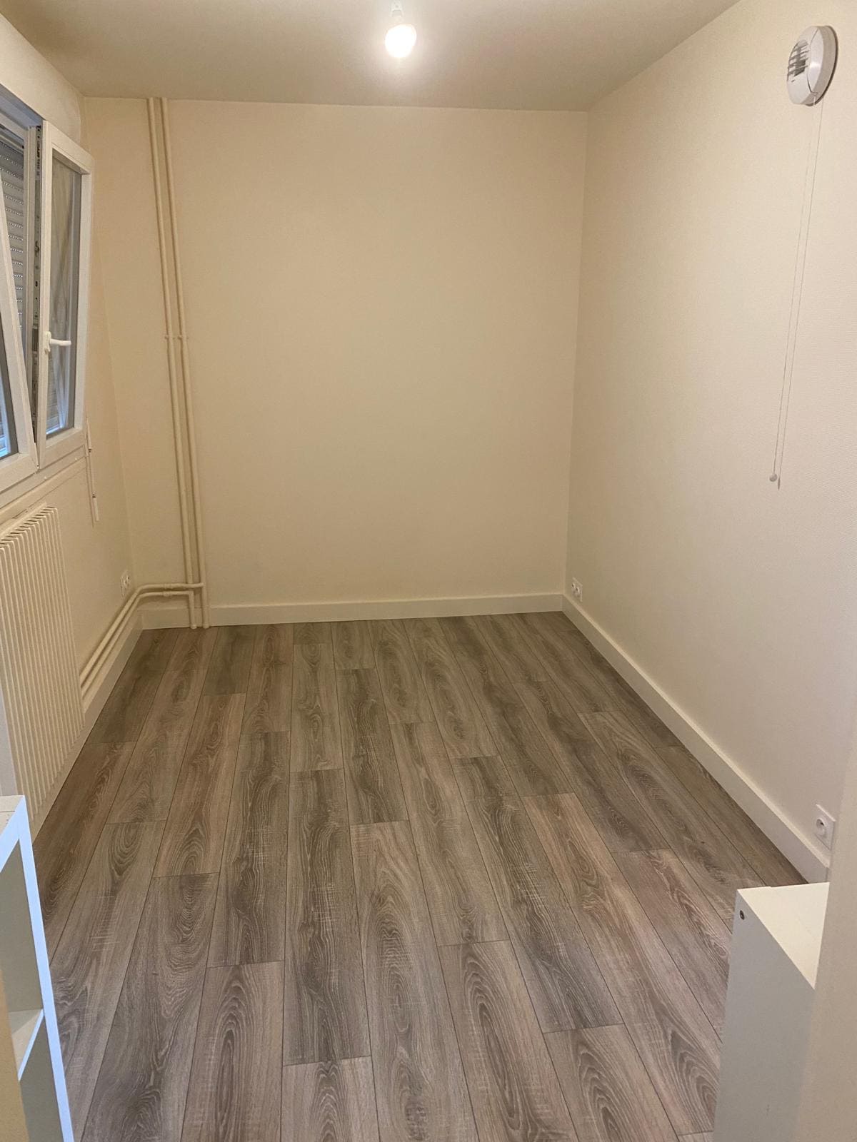 Une pièce avec du parquet posé