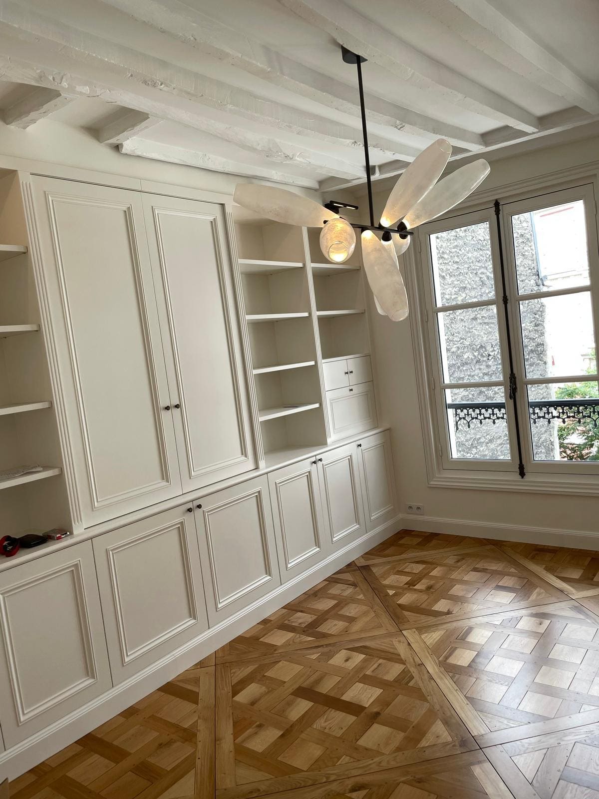 Une pièce avec une garde de robe peinte en blanc