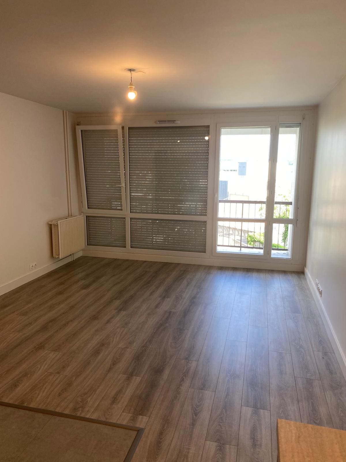 Une pièce avec un parquet posé