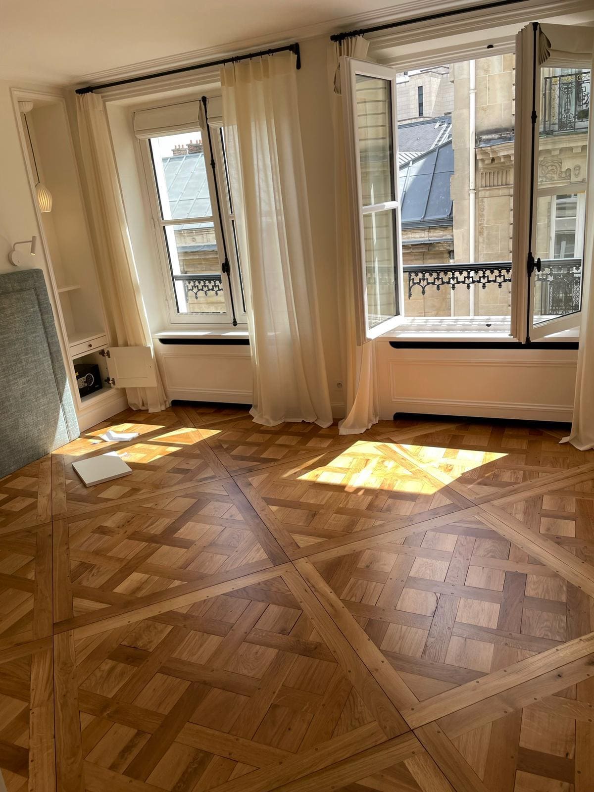 Une pièce avec un parquet au style ancien