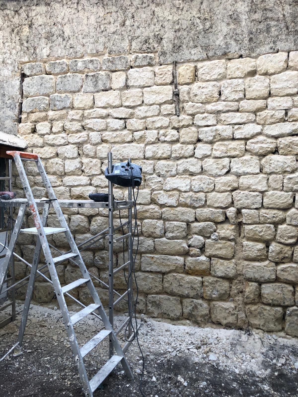 Un mur en pière en rénovation