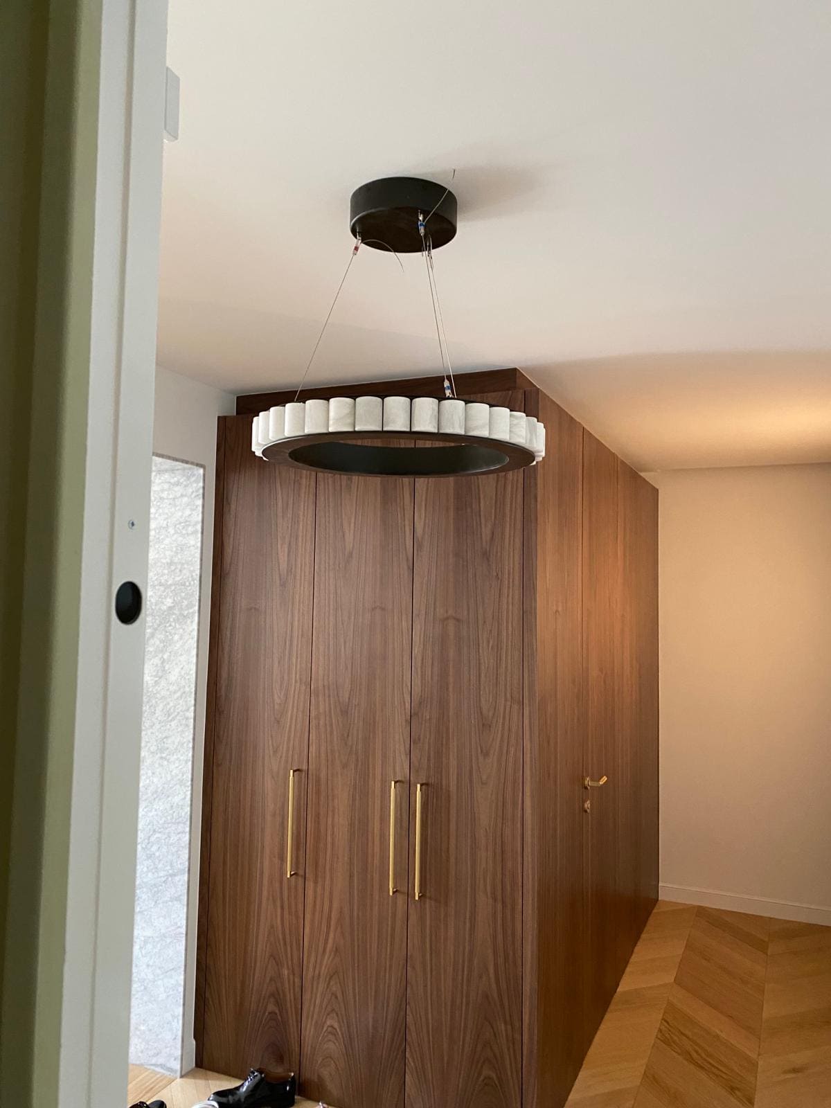 Une pièce avec des placards et une lampe suspendue