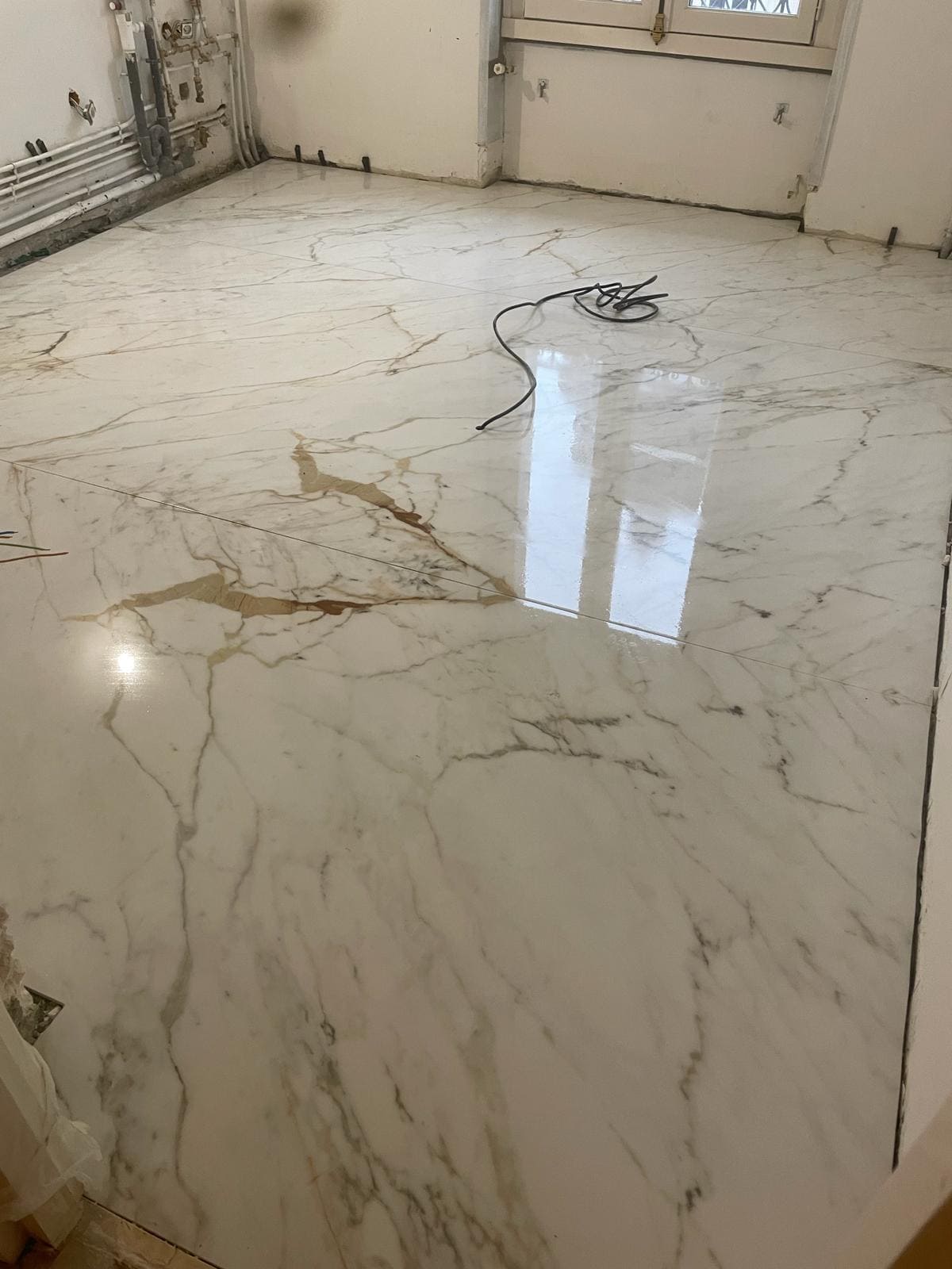 Du carrelage avec un effet marbre en pose