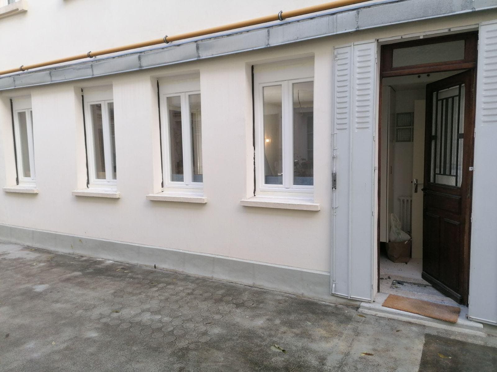 Une façade repeinte en blanc