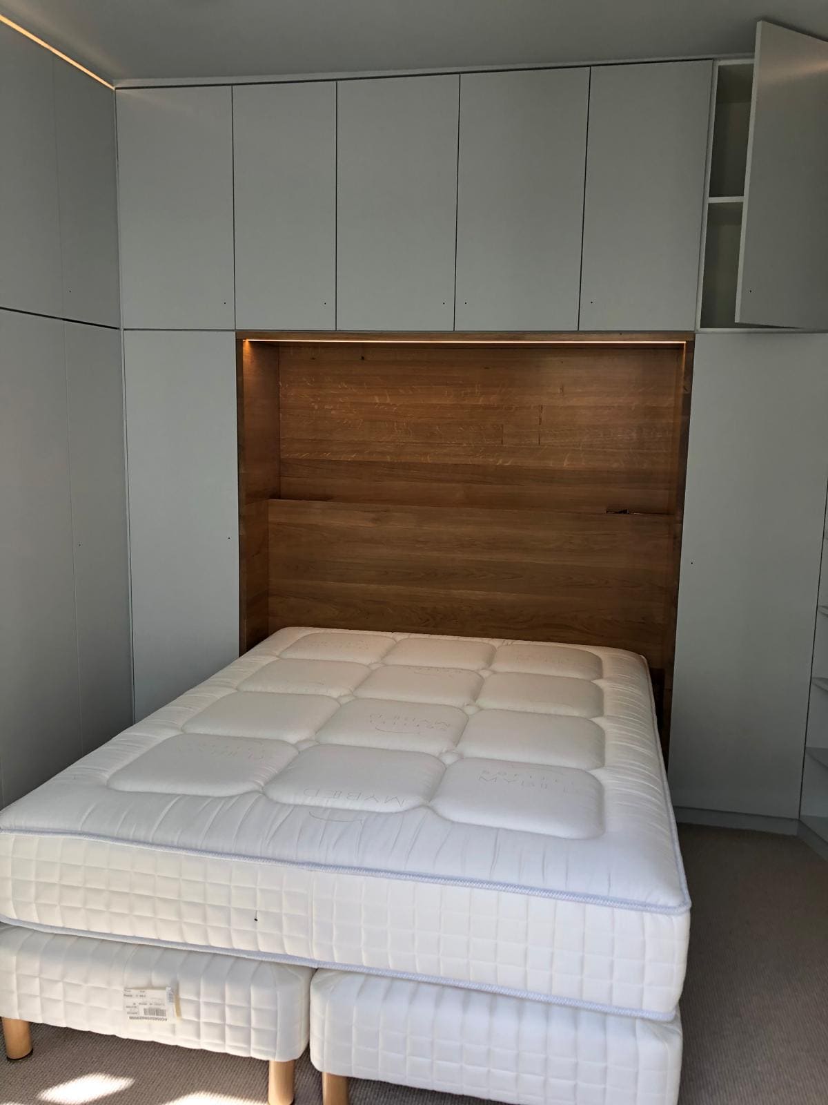 Un lit avec un matelas et des placards