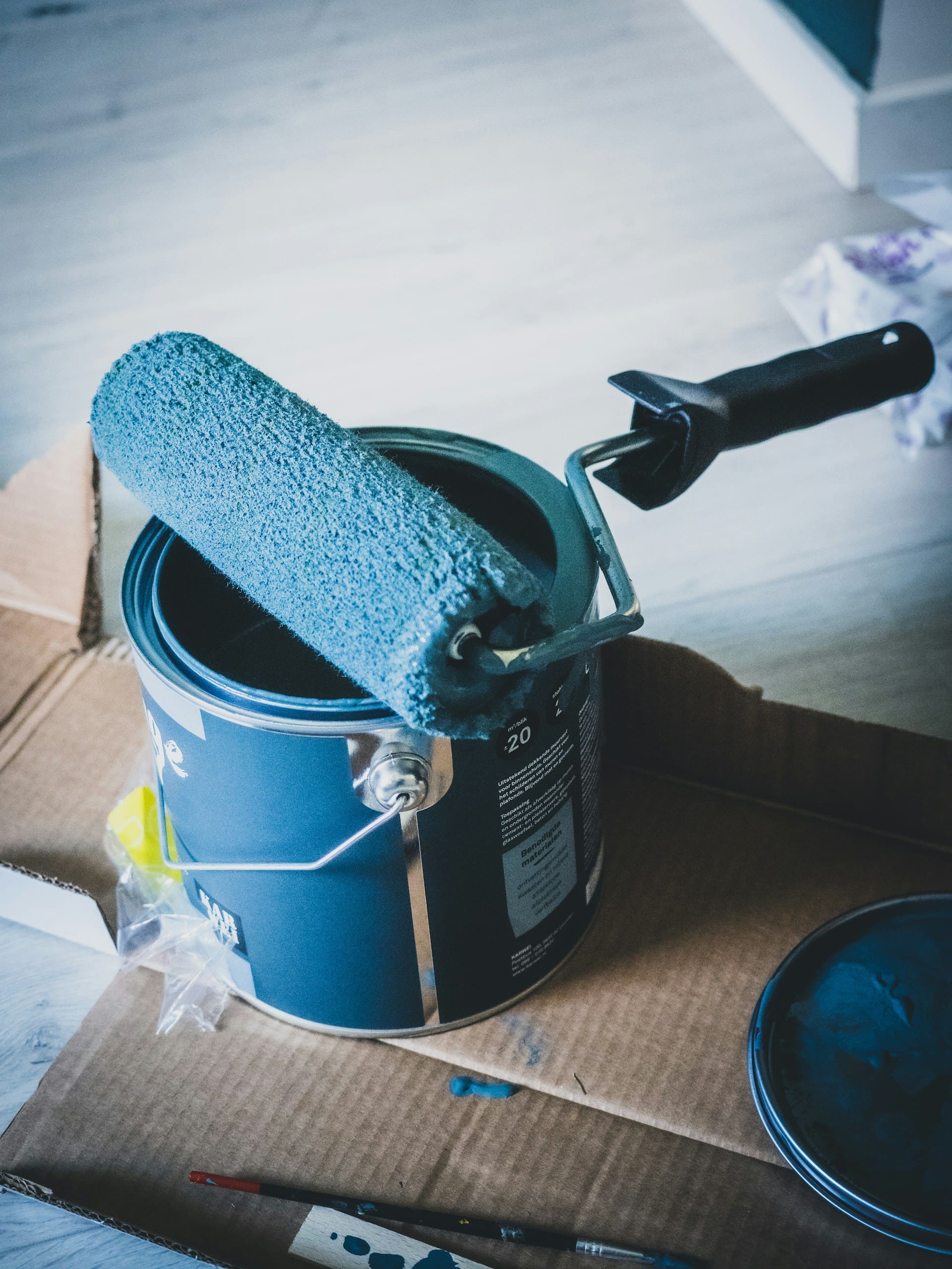 De la peinture bleue et un rouleau de peinture