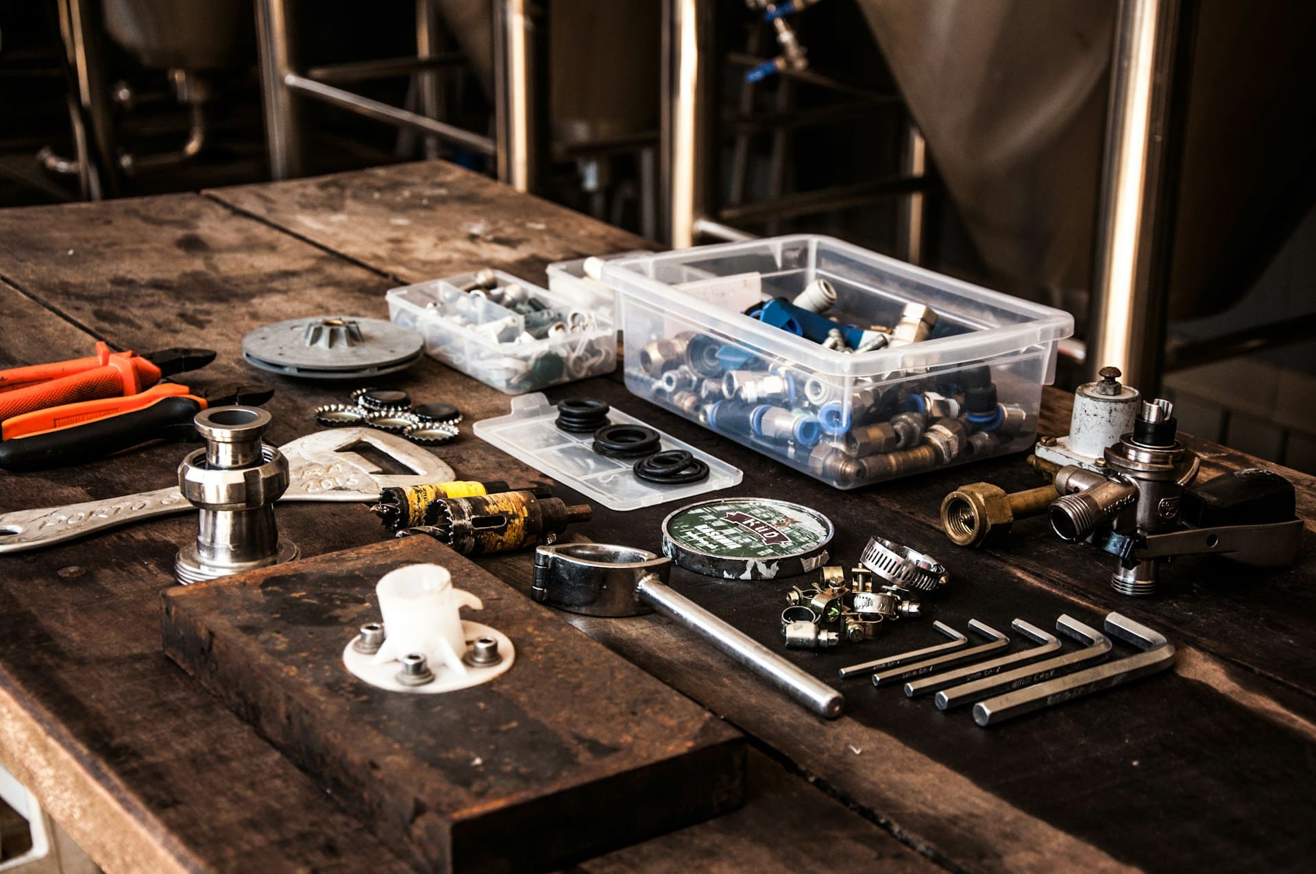 Un ensemble d'outils de plomberie